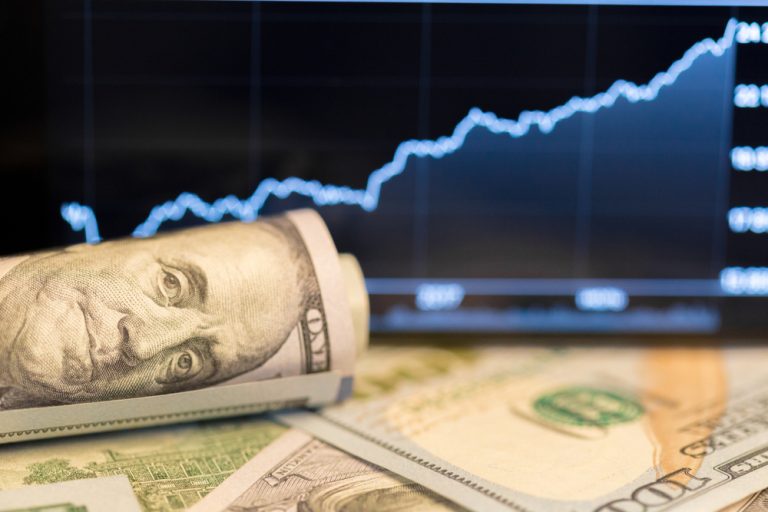 تقویت دلار آمریکا در سشن نیویورک؛ ریسک‌گریزی بار دیگر بر بازارها سایه انداخت