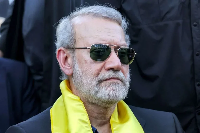 لاریجانی پاسخ رسمی درباره پرونده هسته‌ای را به عمان می‌برد